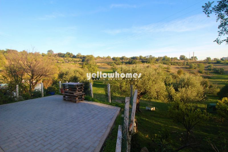 Casa V2 sita num grande terreno perto de Loule para venda